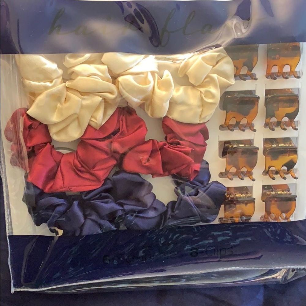 3/$15🍄NWT Hair accessory set, 6 scrunchies, 8 clips